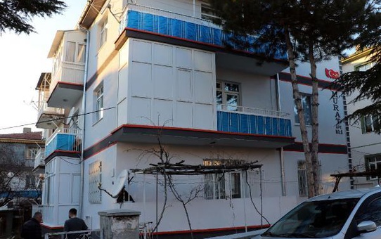 Boşandığı eşini bıçakla yaraladı
