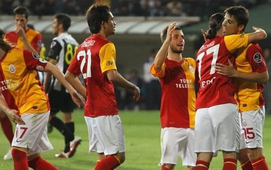 Arabada giderken para saçan eski Galatasaraylı dibe vurdu! İşte yeni takımı