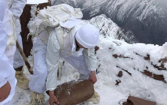 Eksi 20 derecede ve 5 metreye yakın karda sınır nöbeti
