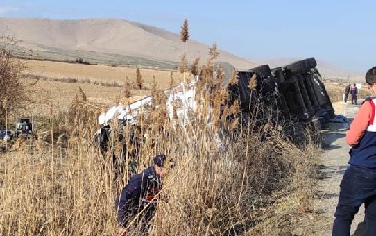 Konya'da balya yüklü kamyon devrildi: 1 ölü, 1 yaralı