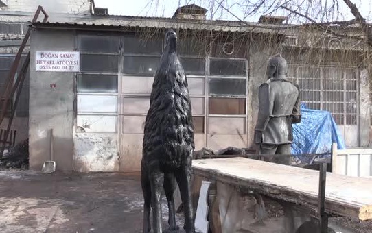 Üniversite öğrencileriyle kilden yaptığı dev heykelleri yurt dışına pazarlıyor