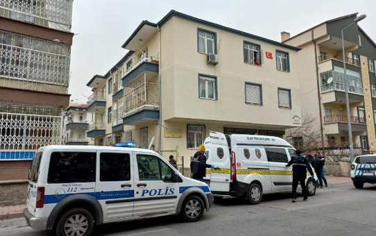 Kapısının önünde ölü bulundu