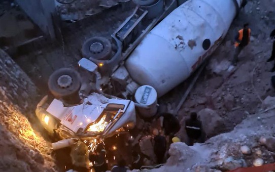 Beton mikseri inşaatta çukura düştü, operatör feci şekilde can verdi