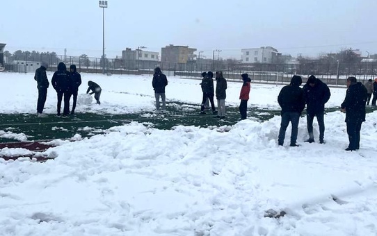 Bal Ligi 1 Grup'ta mücadele eden Erganispor-Yeşil Vartospor maçı kar engeline takıldı