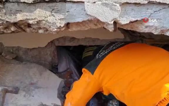 4 yaşındaki Gül İnal, 6 saatlik çalışma sonucunda sağ salim enkazdan çıkartıldı