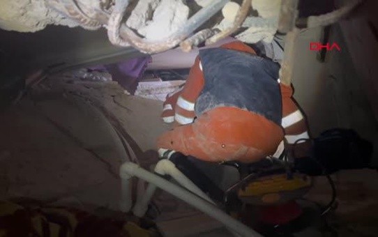 HATAY'DA MUCİZE KURTULUŞ; ÖMER ENKAZDAN 49 SAAT SONRA ÇIKARILDI