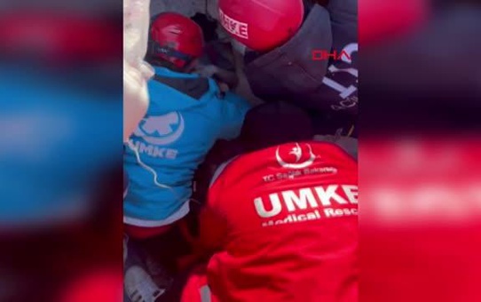 NURDAĞI'NDA DEPREMİN 57'NCİ SAATİNDE 10 YAŞINDAKİ UMUT SAĞ ÇIKARILDI
