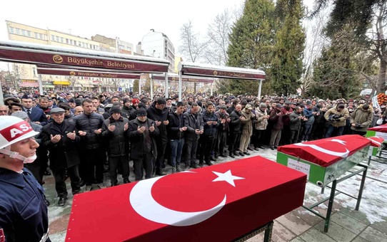 Depremde hayatını kaybeden uzman çavuş ve ailesi son yolculuğuna uğurlandı