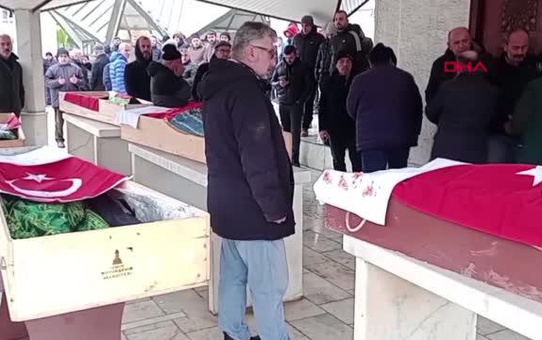 DEPREMDE YAŞAMINI YİTİREN ÇİFT VE 3 ÇOCUKLARI TOPRAĞA VERİLDİ