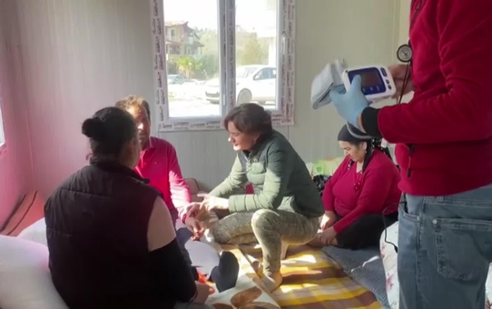 Canan Kaftancıoğlu, Hatay'da Enkazdan Kendi İmkanlarıyla Çıkan 67 Yaşındaki Depremzedeyi Muayene Etti