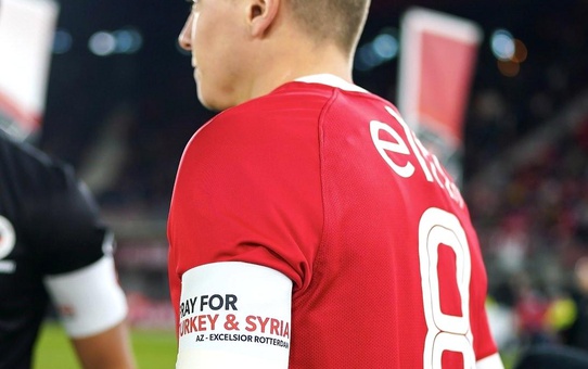 Jordy Clasie'den formasını isteyen küçük taraftara: 'Formalar Türkiye'ye destek için satılacak'