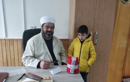 7 YAŞINDAKİ FARUK, TÜRK BAYRAĞINA SARDIĞI KUMBARASINI DEPREMZEDELERE GÖNDERDİ-o