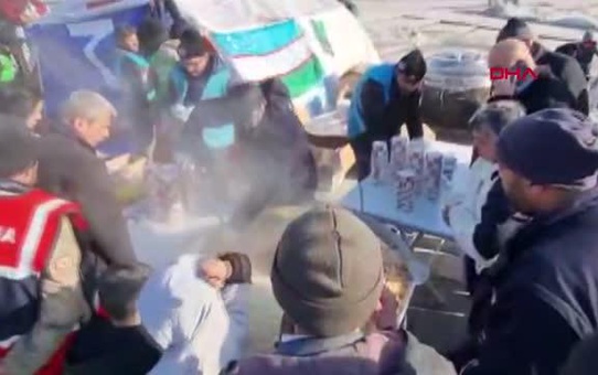 Özbekistan'ın ünlü aşçılarından her gün 10 bin kişiye Özbek pilavı