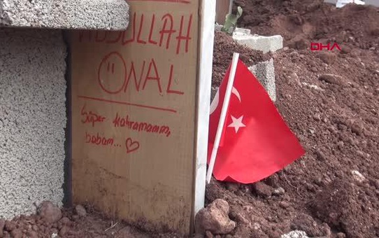 OSMANİYE'DEKİ DEPREM MEZARLARININ ÜZERİNE BIRAKILANLAR DUYGULANDIRDI; 'SÜPER KAHRAMANIM, BABAM'