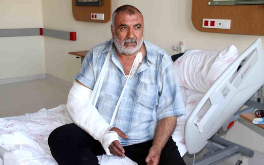 Deprem anında 2'nci kattaki balkondan atlayarak kurtuldu
