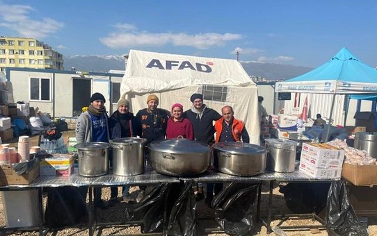 Akademisyenler gönüllü oldu, 13 bin kişiye yemek dağıttı