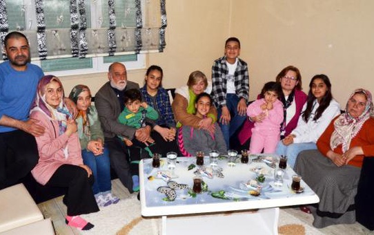Depremzede asker arkadaşı ile ailesine ulaşıp, sıfır eşyalı evlerini tahsis etti