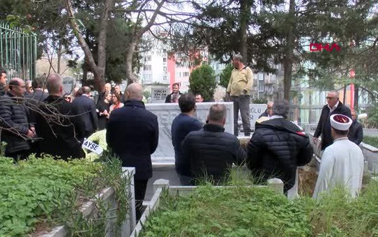 CAN PAKER'İN OĞLU, MEZARI BAŞINDA BABASI İÇİN YAZILAN ŞARKIYI DİNLETTİİSTANBUL- CAN PAKER'İN OĞLU, MEZARI BAŞINDA BABASI İÇİN YAZILAN ŞARKIYI...
