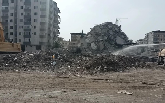 Osmaniye'de Depremde Hasar Gören Binaları İnceleyen Mimar Aktürk: 'Binalarda Yapım Hataları Var. Artık Yasal Olarak Her Önüne Gelenin Müteahhitlik...
