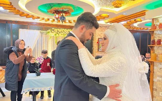RİZE'DE DEPREMZEDE ÇİFTE KONAKLANDIKLARI OTELDE DÜĞÜN