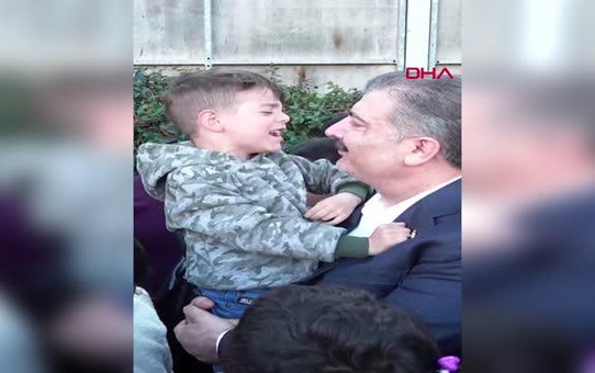 4 YAŞINDAKİ MUHAMMET, BAKAN KOCA'NIN KUCAĞINDA 'ZELZELE SURESİ'Nİ OKUDU