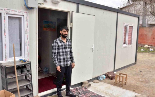 Depremzede baba, kızının mezarının yanındaki konteynerde yaşamını sürdürüyor