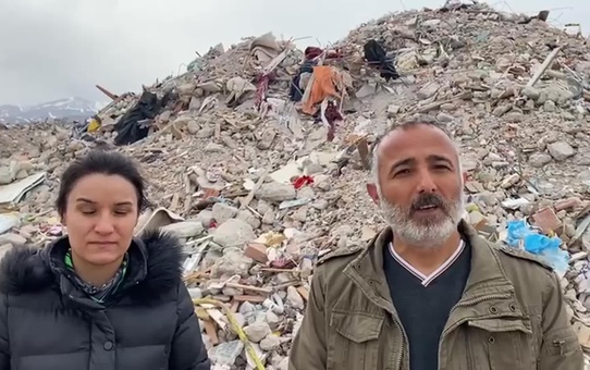 Malatya'da Vatandaşlar Bina Molozlarının Mahallelerine Dökülmesine Tepki Gösterdi: 'Kanser Olmak İstemiyoruz'
