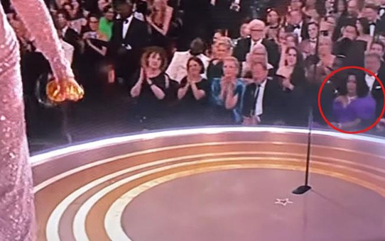 Oscar'ı Jamie Lee Curtis'e kaptıran ünlü oyuncu Angela Bassett'in tepkisi olay oldu! Ne yüzü güldü, ne de alkışladı