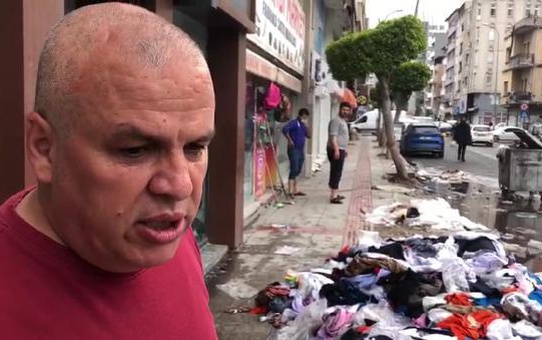 İSKENDERUN'DA İŞ YERİNİ SU BASAN ESNAF, ÜRÜNLERİ VATANDAŞA DAĞITTI