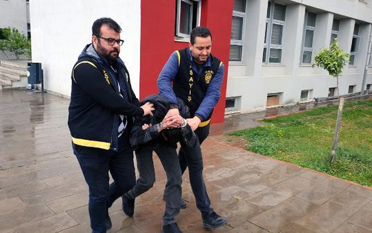 MİNİBÜSE BİNMEYE ÇALIŞAN YOLCULARIN CEP TELEFONLARINI ÇALAN ŞÜPHELİ, TUTUKLANDI