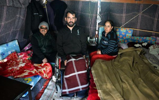 ÇADIRDA YAŞAYAN KAS HASTASI MEHMET, KONTEYNER İSTİYOR