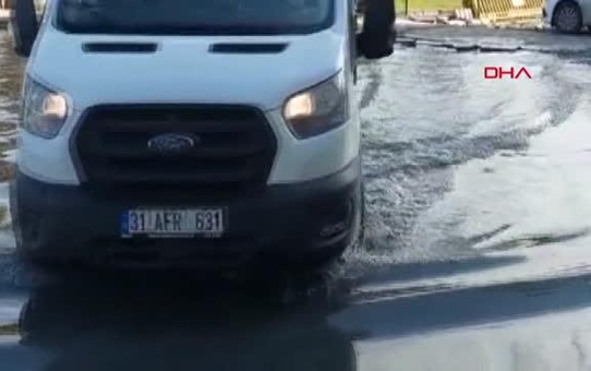 İSKENDERUN'DA SU BASKINININ YAŞANDIĞI CADDELERDE TAHLİYE ÇALIŞMASI
