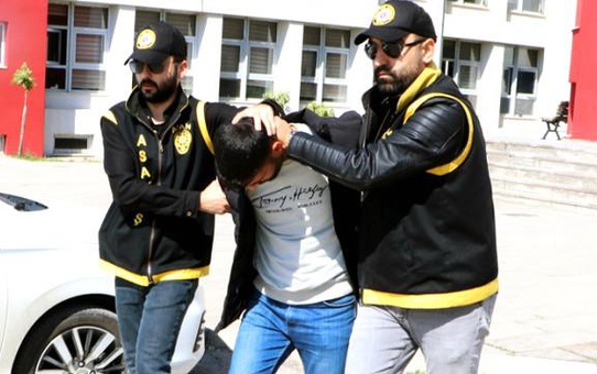 Oturdukları evden kendisini çıkarmak isteyen abisini kurşun yağmuruna tuttu