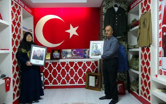 ŞEHİT ANNE VE BABASININ EVİNDE 'HATIRA ODASI'