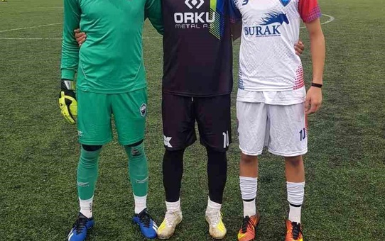 Baba oğul yeşil sahada rakip oldu