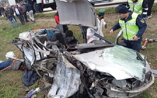 TIR ile çarpışan otomobildeki baba- oğul yaşamını yitirdi