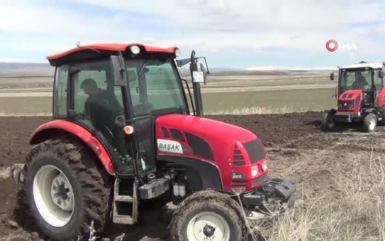Kars'ta çiftçilerin tarla ekimi başladı