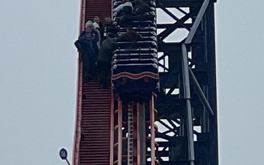 İngiltere'de Lunapark Treni Rüzgar Yüzünden Durdu