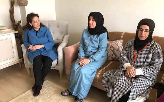 AK Partili Milletvekili adayları kapı kapı dolaşmaya devam ediyor