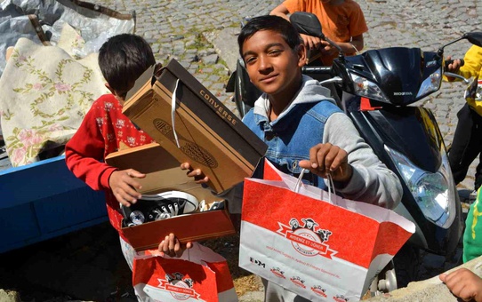 Hayırsever iş insanından 350 ihtiyaç sahibi çocuğa bayramlık desteği
