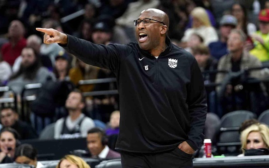 Mike Brown, NBA'in 2022-2023 normal sezonunun en iyi başantrenörü seçildi