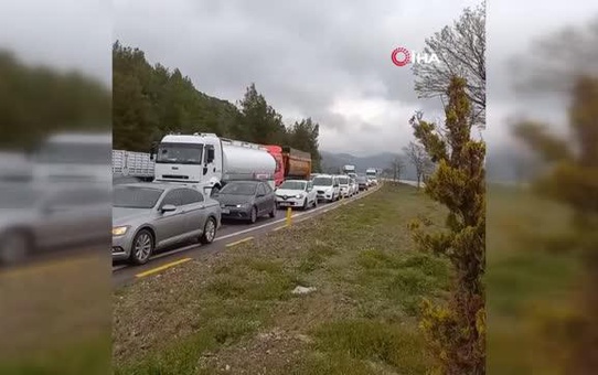 Burdur-Antalya karayolunda tır makaslaması, yolda uzun araç kuyruğu oluştu