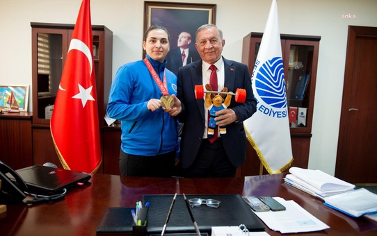 Avrupa Üçüncüsü Halterciden, Seyhan Belediye Başkanı Akay'a Teşekkür Ziyareti