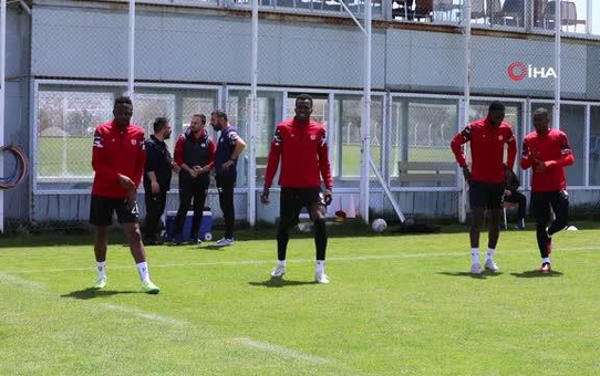 Sivassporlu eski futbolcu Kadir Bekmezciden kulübe vefa ziyareti
