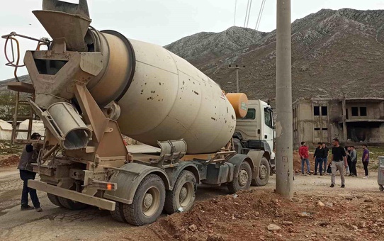 Elbistan'da beton mikserinin altında kalan kız çocuğu yaralandı