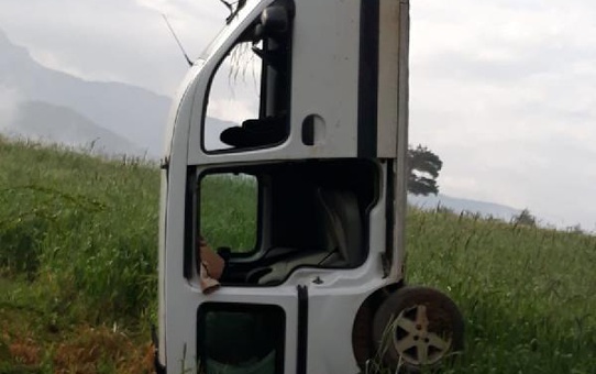 Feke'de hafif ticari araç takla attı: 1 yaralı