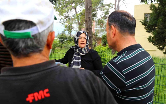 Antalya Büyükşehir Belediyesi, Konyaaltı'daki Çiftçilere Yapışkanlı Tuzak Dağıttı