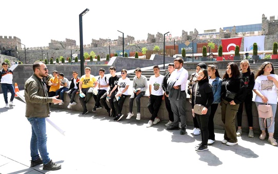 Başkan Yalçın'dan kırsaldaki öğrencilere müze sürprizi