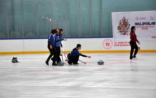 Okul Sporları Gençler Curling Türkiye Şampiyonası Kars'ta başladı