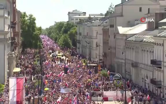 Polonya'da Binlerce Kişi Hükümet Karşıtı Protesto Düzenledi